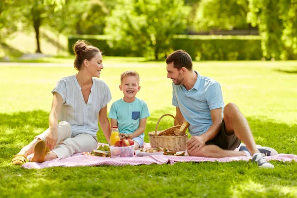 Famille heureuse pique-nique au parc d'été — Photo