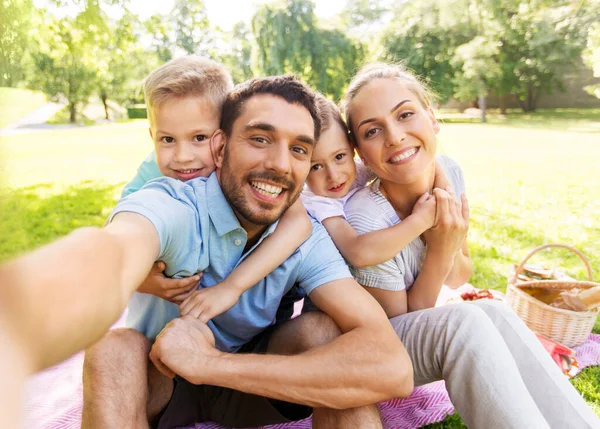 Familie picknickt und macht Selfie im Park — Stockfoto