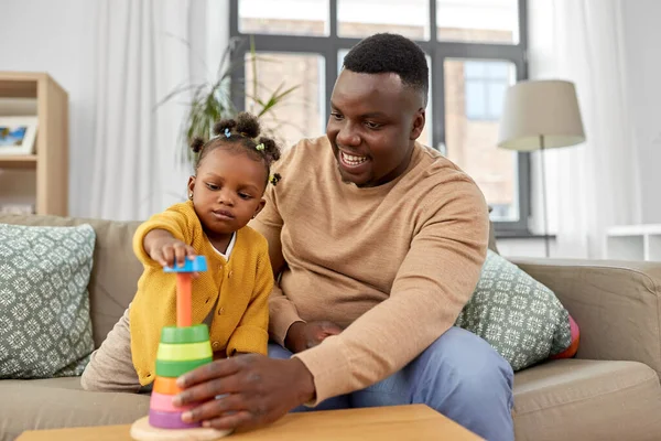 Afrikaanse familie spelen met baby dochter thuis — Stockfoto