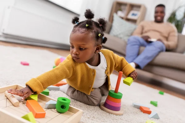 Afrikaans baby meisje spelen met speelgoed blokken thuis — Stockfoto