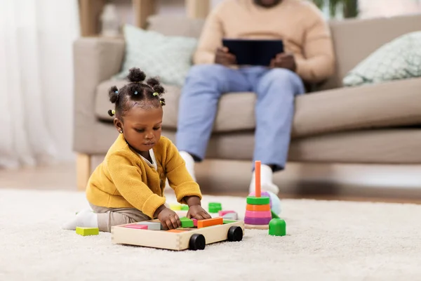 Afrikalı bebek evde oyuncak bloklarıyla oynuyor. — Stok fotoğraf