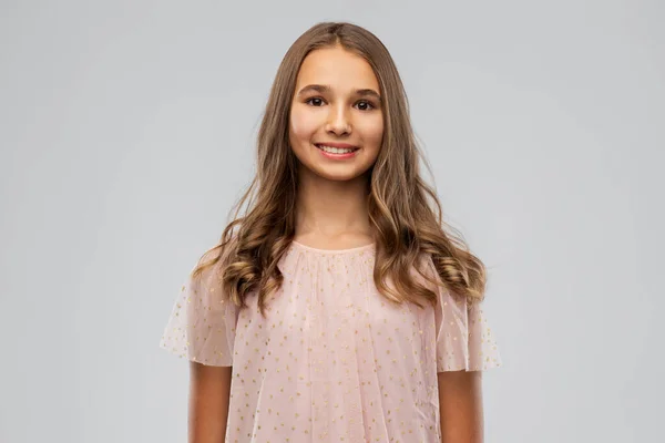 Glimlachend jong tiener meisje in partij jurk — Stockfoto