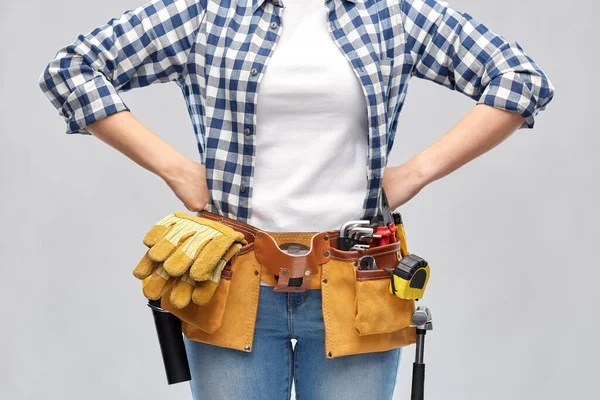 Femme ou constructeur avec outils de travail sur ceinture — Photo