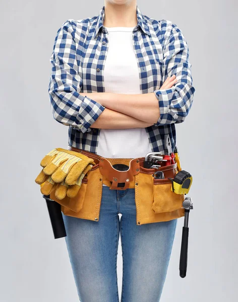 Mujer o constructor con herramientas de trabajo en la correa —  Fotos de Stock