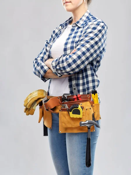 Mulher ou construtor com ferramentas de trabalho na correia — Fotografia de Stock