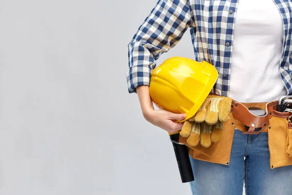 Mujer o constructor con casco y herramientas de trabajo —  Fotos de Stock