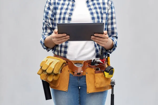 Mulher ou construtor com tablet pc e ferramentas de trabalho — Fotografia de Stock