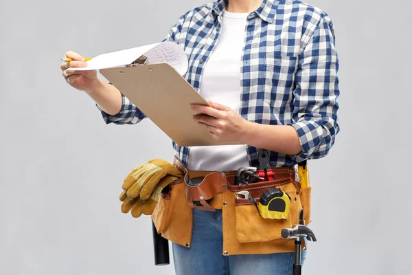 Mujer con portapapeles, lápiz y herramientas de trabajo —  Fotos de Stock