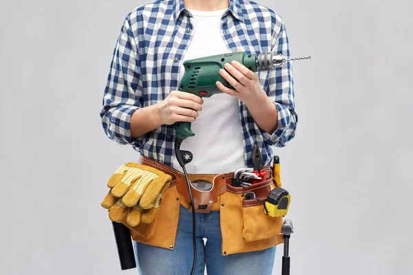 Mulher ou construtor com broca e ferramentas de trabalho — Fotografia de Stock