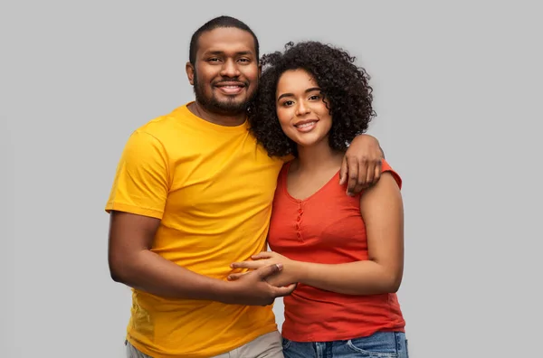 Feliz casal afro-americano abraçando — Fotografia de Stock