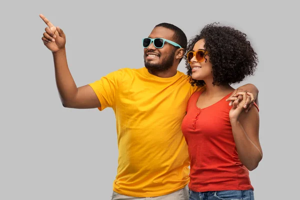 Feliz casal afro-americano em óculos de sol — Fotografia de Stock