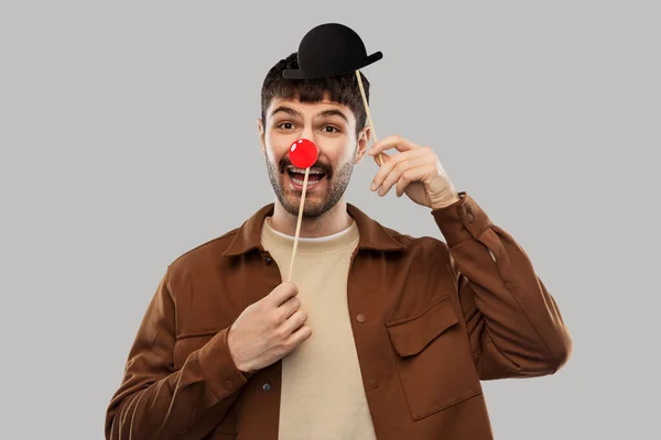 Hombre sonriente con sombrero de jugador de bolos y nariz de payaso rojo —  Fotos de Stock