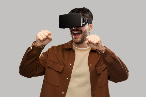 Feliz joven sonriente en gafas vr — Foto de Stock