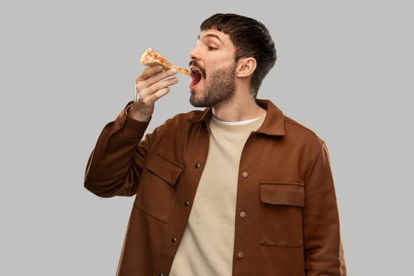 Hungrig ung man äter pizza — Stockfoto