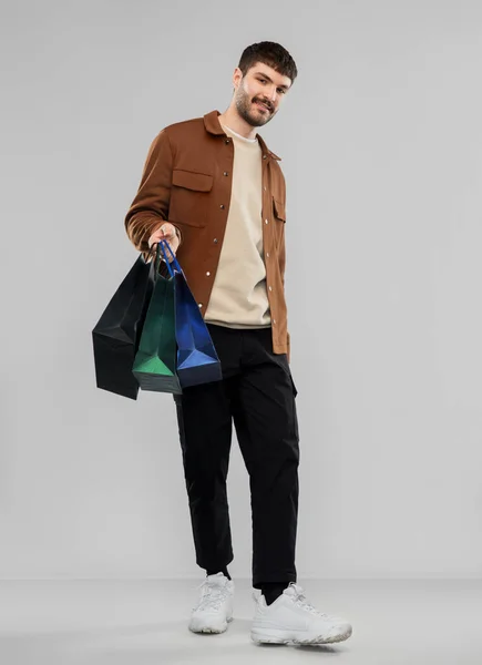 Joven sonriente con bolsas de compras —  Fotos de Stock