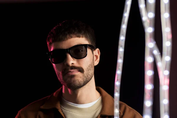 Homme en lunettes de soleil sur les néons à la boîte de nuit — Photo