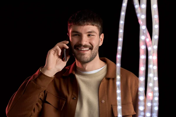 Lächelnder junger Mann im gelben Sweatshirt — Stockfoto