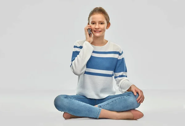 Glücklich lächelndes Teenie-Mädchen beim Telefonieren auf dem Smartphone — Stockfoto