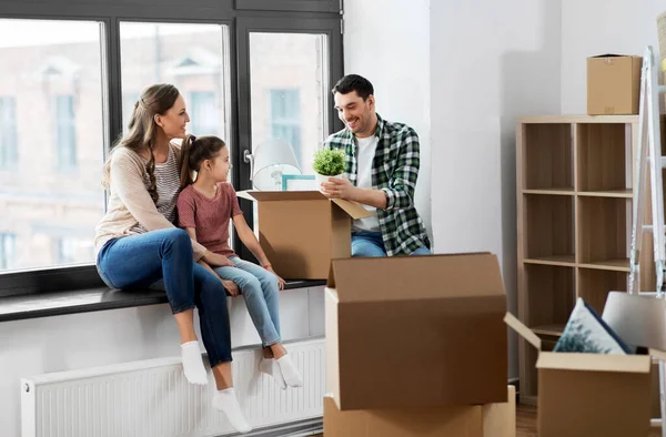 Famille heureuse avec enfant déménageant dans une nouvelle maison — Photo