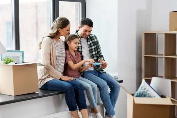 Famille heureuse avec palette de couleurs déménageant dans une nouvelle maison — Photo