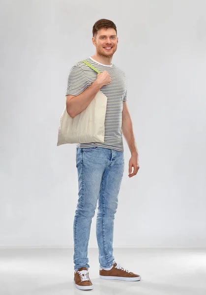 Uomo con sacchetto di tela riutilizzabile per lo shopping alimentare — Foto Stock