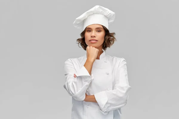 Vrouwelijke chef in toque denken — Stockfoto