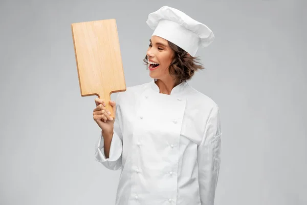 Chef feminino sorridente no toque com placa de corte — Fotografia de Stock