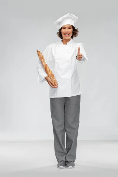 Chef mujer feliz con pan francés o baguette —  Fotos de Stock