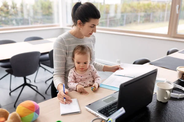Madre con bambino che lavora a casa ufficio — Foto Stock