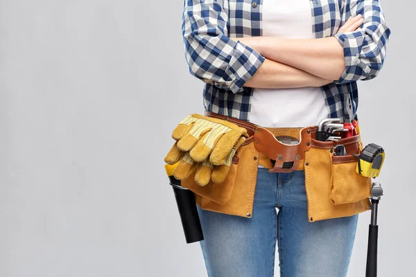 Donna o costruttore con attrezzi da lavoro su cintura — Foto Stock