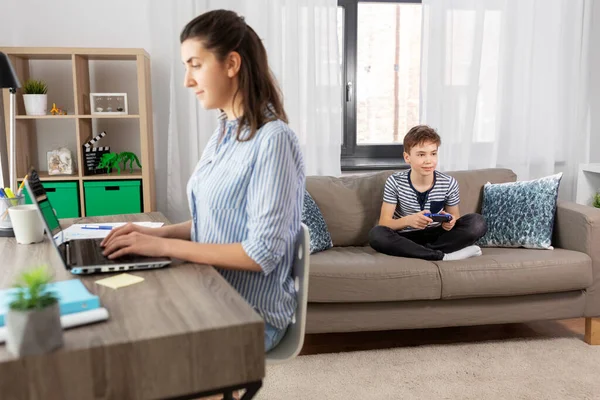 Chlapec s gamepad hraní videohry doma — Stock fotografie
