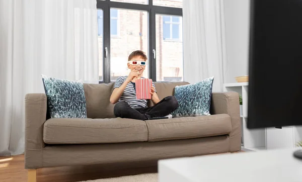 Хлопчик в 3D кіноокулярах і дивитися телевізор вдома — стокове фото