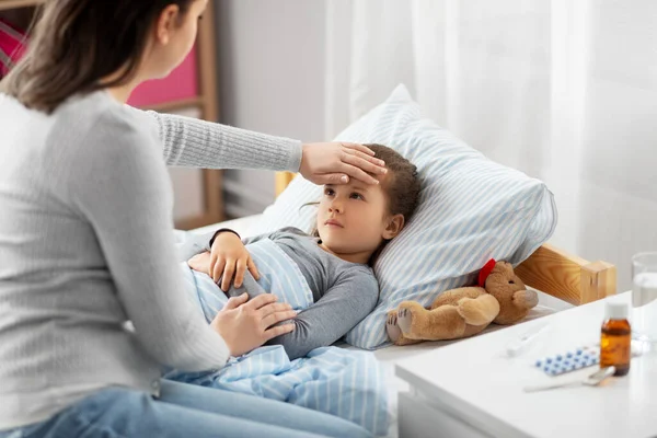 Madre medición de la temperatura de la hija enferma — Foto de Stock