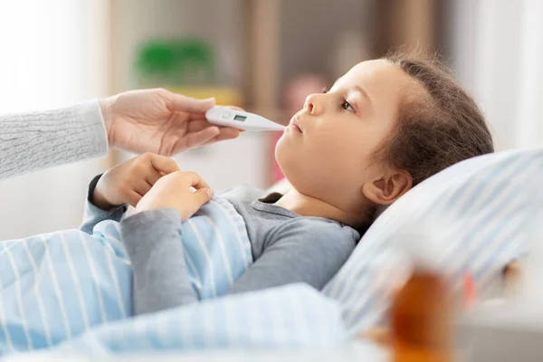 Mother and sick daughter measuring temperature — Stock Photo, Image