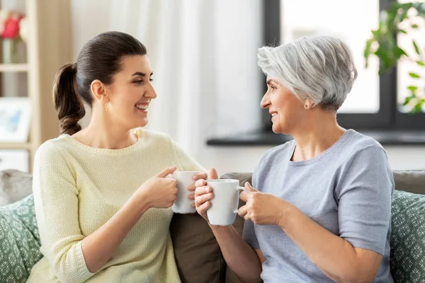 Senior moeder en volwassen dochter drinken koffie — Stockfoto