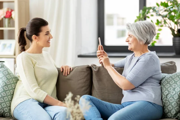 Senior moeder fotograferen volwassen dochter thuis — Stockfoto