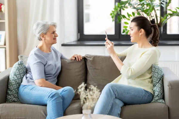 Volwassen dochter fotograferen senior moeder thuis — Stockfoto