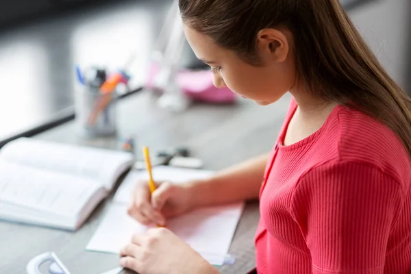 Estudiante chica con regla línea de dibujo en cuaderno —  Fotos de Stock