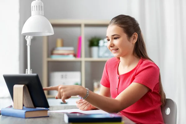 Estudante menina com tablet pc aprendizagem em casa — Fotografia de Stock