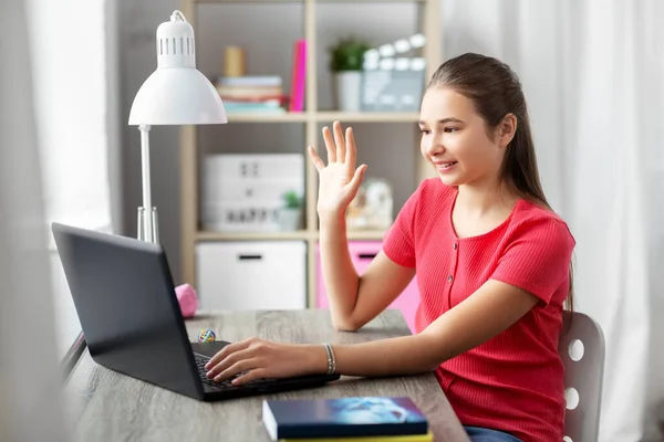 Estudiante chica con portátil tener videollamada en casa —  Fotos de Stock