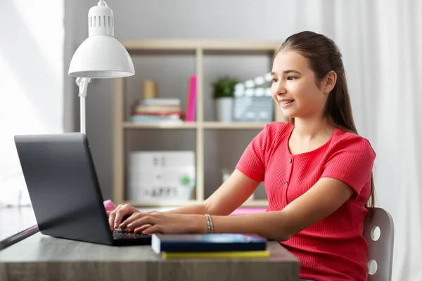 Dizüstü bilgisayarı olan öğrenci kız evde öğreniyor. — Stok fotoğraf