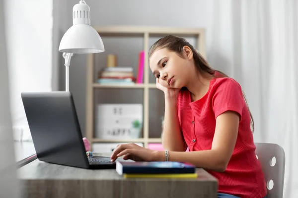 Estudante menina com computador portátil aprendizagem em casa — Fotografia de Stock
