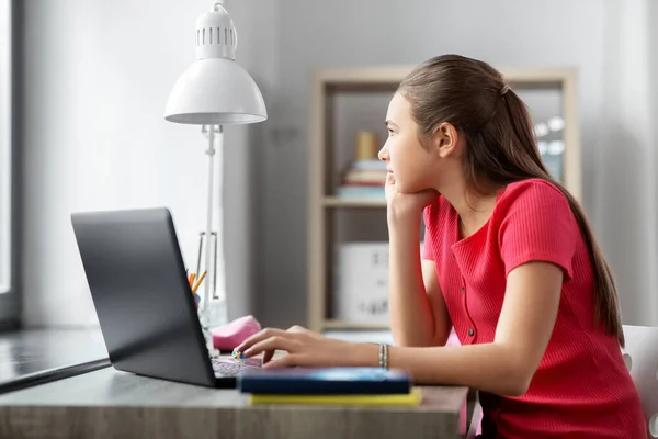 Студентка дівчина з ноутбуком комп'ютер навчання вдома — стокове фото