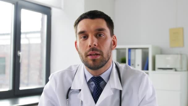 病院でビデオ会議をしている男性医師は — ストック動画