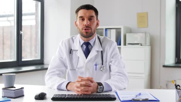 Medico di sesso maschile con videoconferenza in ospedale — Video Stock