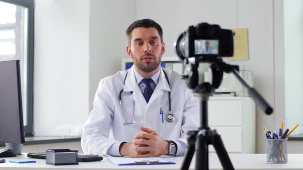 Doktor s kamerou nahrávání video blog na klinice — Stock video