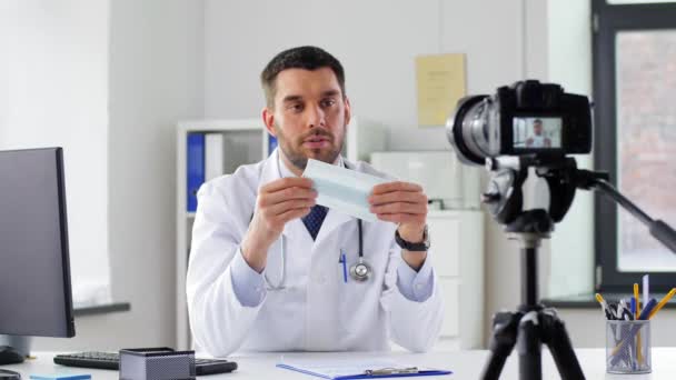Läkare med mask inspelning video blogg på sjukhuset — Stockvideo