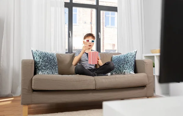 Niño en gafas de cine 3d y viendo la televisión en casa —  Fotos de Stock