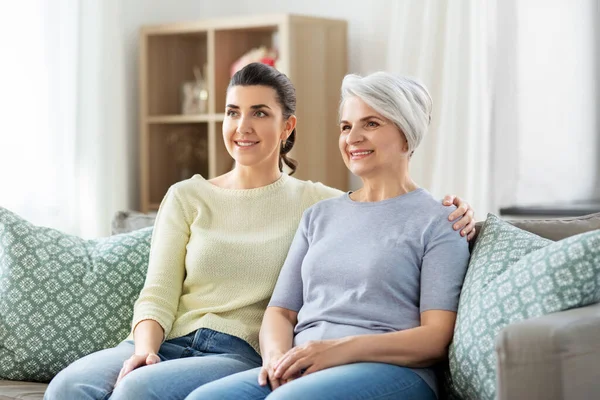 Senior moeder met volwassen dochter knuffelen thuis — Stockfoto