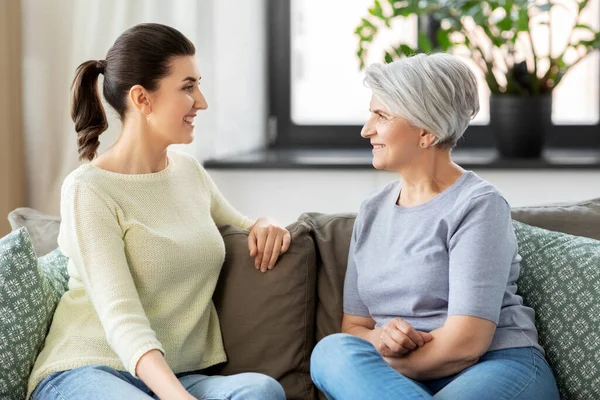 Senior moeder met volwassen dochter praten thuis — Stockfoto